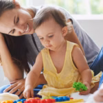 Babysitter παίζει μαζί με παιδάκι